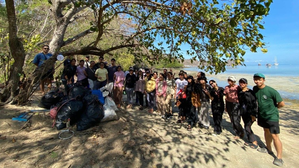 LBFTA Holds Beach Clean Up at Binongko Beach-Labuan Bajo engelvione.com