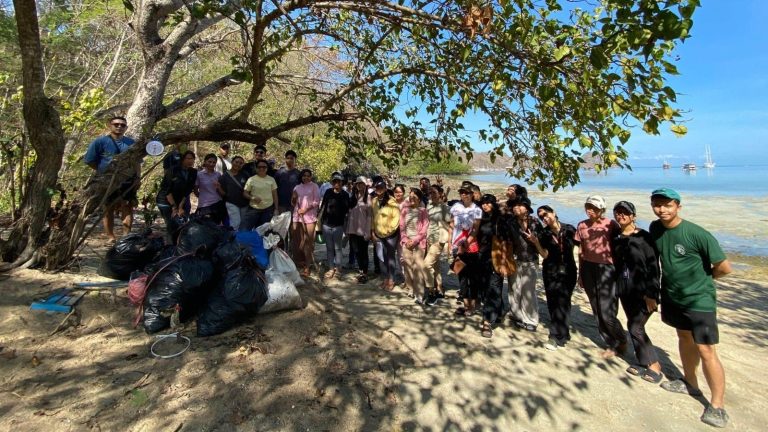 LBFTA Holds Beach Clean Up at Binongko Beach-Labuan Bajo engelvione.com